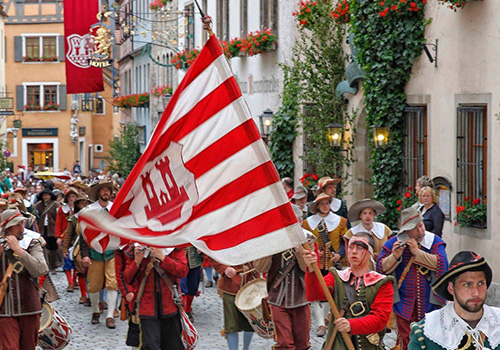 Pfingsten - Der mittelalterliche Heereszug des Historischen Festspiel in Rothenburg ob der Tauber